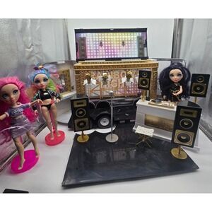 Rainbow High Rainbow Vision World Tour Bus & Stage Deluxe Playset & 3 RH Dolls